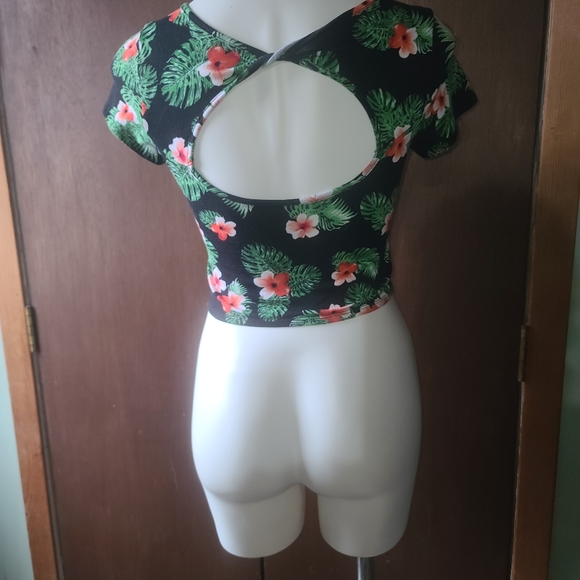 Two 2 crop tops - Picture 5 of 8